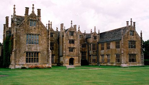 Barrington Court tudor manor house built 1538 to 1550. Somerset (National Trust) UK. Though it predates Elizabeth 1, this form is the E design. Elizabethan Architecture, Tudor Castle, Old English Manor, Tudor Manor, Elizabeth 1, Gertrude Jekyll, English Houses, English Manor Houses, Castle Mansion