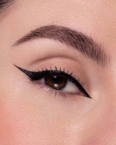 Makeup Looks With Black Eyeliner, Trait Eyeliner, Eyeliner Pictures, Sleek Eyeliner, Straight Eyeliner, Sharp Eyeliner, Eyeliner Ideas, Eyeliner Techniques, Eyeliner Designs