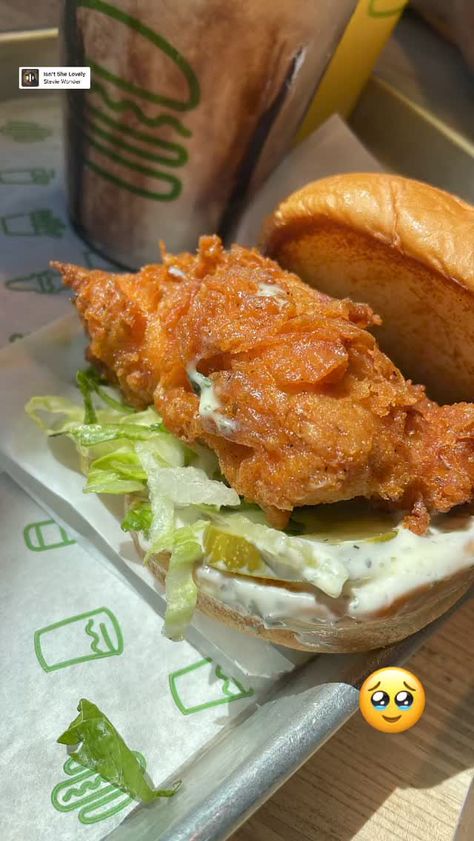 Crispy chicken sandwich. Shake shack. Classic fried chicken. Pickles. Lettuce. San Diego. Mission valley. Food. Shake Shack Chicken, Shack Aesthetic, Crispy Chicken Sandwich, Crispy Chicken Sandwiches, Chicken Shack, Shake Shack, Yummy Lunches, Chicken Sandwich, Crispy Chicken