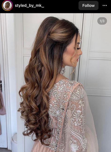 Hairstyles Pakistani Wedding Party, Pakistani Mehndi Hairstyles Braids, Desi Half Up Half Down Hair, Pakistani Bridal Hair Styles, Nikkah Hairstyles For Bride Sister, Middle Eastern Wedding Hairstyles, Pakistani Wedding Hairstyle, Baraat Hairstyles Pakistani, Shaadi Hairstyles Desi Wedding