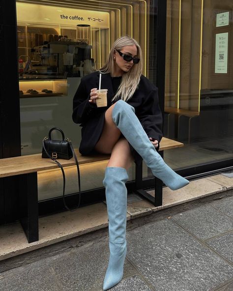 Denim Boots Outfit, Jeans Boots Outfit, Winter Boots Outfits, Gossip Girl Outfits, Classy Winter Outfits, Jeans Boots, City Outfits, Winter Outfit Inspiration, Outfit Jeans