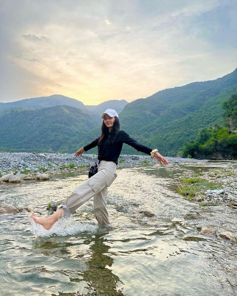 Outfits For Waterfalls, Outfit For Hill Station Trip In Summer, Hillside Photoshoot, Outfit Ideas For Mountain Trip, Outfit For Waterfall Trip, Mountain Pics Poses, Srinagar Outfit Ideas, Rishikesh Outfit Ideas, Dress For Mountain Trip