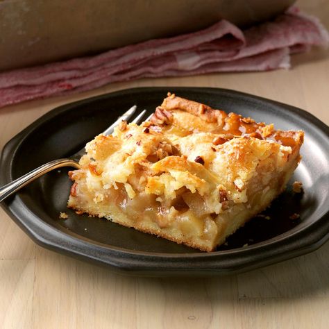 One of my favorite make-and-take desserts, this deep-dish pie is based on an old Hungarian recipe that's popular in this part of Ohio. The easy cookie crust is the best part. —Diane Shipley, Mentor, Ohio Deep Dish Apple Pie, Apple Pie Cookies, Slab Pie, Hungarian Recipes, Apple Pie Recipes, Cookie Crust, Thanksgiving Desserts, Crust Recipe, Apple Desserts