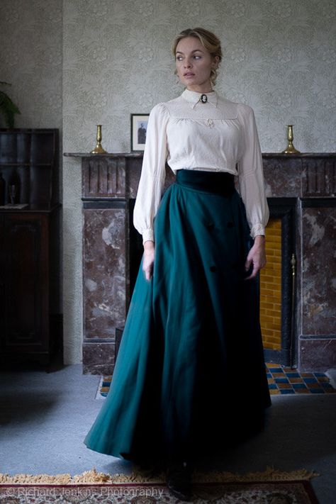 1700s Fashion Poor, Victorian Commoner Clothing, 1890s Fashion Poor, 1800s Dresses Poor, Victorian England Fashion, 1800s Fashion Poor, 19th Century Fashion Women, 1890s Fashion Women, 1900 Fashion Women