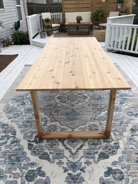 Diy Backyard Dining Table, Simple Diy Dining Table, Diy Outdoor Picnic Table, Diy Outdoor Tabletop, Diy Outdoor Dining Table Easy, Diy Breakfast Table, Diy Outdoor Table Dining, Outdoor Dining Table Ideas, Backyard Picnic Table