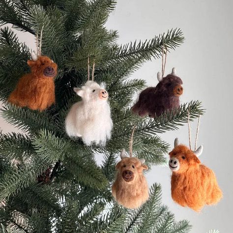 Camaryc Needle Felted Highland Cow, Needle Felt Christmas Ornaments, Felting Christmas Ornaments, Cute Needle Felting Ideas, Christmas Needle Felting Ideas, Felt Highland Cow, Needlefelt Ideas, Needle Felted Christmas Ornaments, Felted Christmas Ornaments