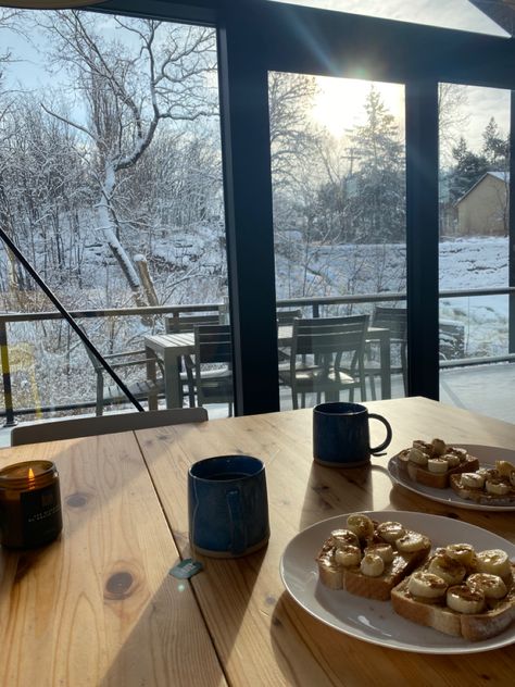 White Cabin Aesthetic, Cabin Breakfast Aesthetic, Cottage Winter Aesthetic, Winter Breakfast Aesthetic, Winter Lodge Aesthetic, Winter Cottage Aesthetic, Cozy Winter House, Winter Cabin Aesthetic, Vermont Ski House