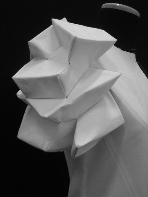 Shingo Sato Shingo Sato, Draping Techniques, Travel Ootd, Sculptural Fashion, Origami Fashion, Geometric Fashion, Draping Fashion, Conceptual Fashion, Folded Paper