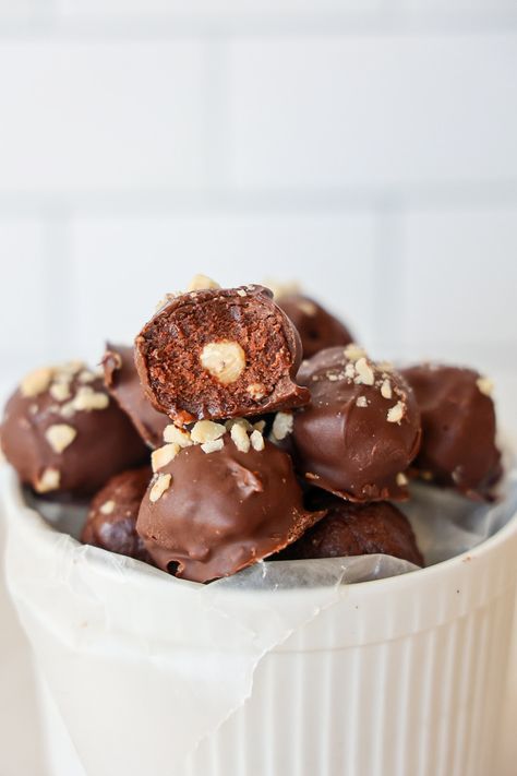 Homemade Ferrero Rocher (Vegan) Vegan Ferrero Rocher, Hazelnut Truffles, Edible Holiday Gifts, Ferrero Rocher Chocolate, Rocher Chocolate, Homemade Nutella, Parchment Paper Baking, Chocolate Hazelnut Spread, Vegan Healthy