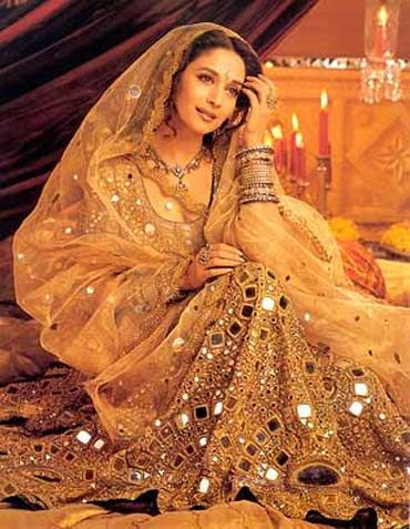 hum dil de chuke sanam outfits - Google Search Maduri Dixit, Bollywood Vintage, Rani Mukerji, Preity Zinta, Salwar Kamiz, Aamir Khan, Indian Woman, Vintage Bollywood, Madhuri Dixit