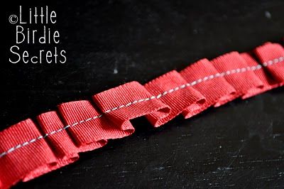 ribbon ruffle tut Ruffle Tutorial, Ribbon Art, Sewing Ribbon, Sewing Material, Diy Ribbon, Straight Stitch, Fabric Projects, Sewing Gifts, Ribbon Trim