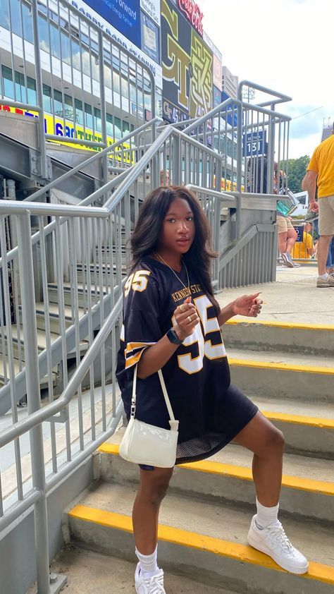 Football Jersey Dress, Jersey Dress Outfit, American Football Shirt, Football Girlfriend, Dress And Sneakers Outfit, Football Jersey Outfit, Nba Outfit, Girls Black Dress, Nfl Outfits