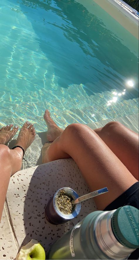 mate-mama-sol-verano-water-pool-pileta-piscina-verde-mate Pool Aesthetic Photos, Piscina Aesthetic, Mate Aesthetic, Summer Pool Aesthetic, Pool Poses, Pool Picture, Instagram Feed Ideas Posts, Abstract Wallpaper Design, Instagram Feed Inspiration