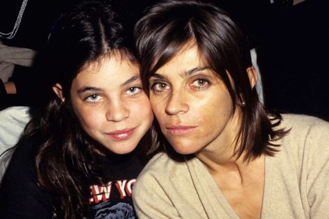 Carine Roitfeld and her daughter Parenting Photography, Julia Restoin Roitfeld, Kids Book Series, French Lifestyle, French Vogue, French People, Parents Quotes Funny, Carine Roitfeld, Parenting Done Right