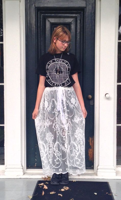 How To Make A Skirt Out Of Curtains Diy Lace Skirt, Curtain Skirt, How To Make A Skirt, Make A Skirt, Diy Fashion No Sew, Diy Curtain, White Lace Skirt, How To Make Skirt, The Sound Of Music