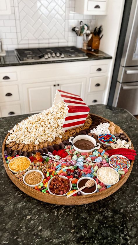 Movie Night Snack Board, Popcorn Candy Bar, Snack Board Ideas, Outdoor Movie Night, Popcorn Candy, Movie Night Food, Movie Night Snacks, Charcuterie Inspiration, Popcorn Bar