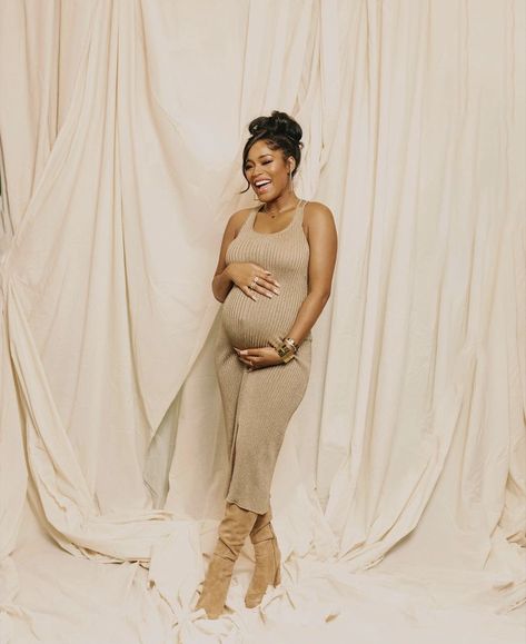 Mommy And Me Photo Shoot, Brown Girls Makeup, Modern Maternity, Pretty Pregnant, Maternity Inspiration, Shotting Photo, Keke Palmer, Maternity Poses, Cadeau Photo