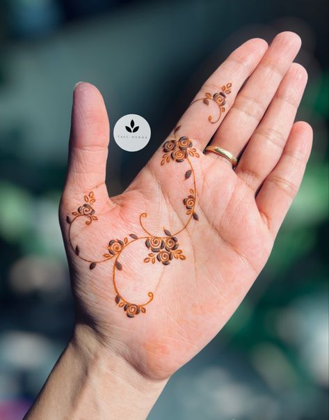 Ancient Afghanistan, Figure Mehendi, Minimalist Mehendi, Simple Henna Design, Henna Designs Wrist, Henna Tattoo Designs Hand, Legs Mehndi Design, Latest Henna Designs, Rose Mehndi Designs