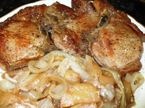 Recipe Photo Baked Pork Chops With Apples, Pork Chops And Apples, Pork Chops With Apples, Pork Entrees, Apple Pork Chops, Pork Chop Recipes Baked, Pork Chop Dinner, Fried Pork Chops, Pork Ham