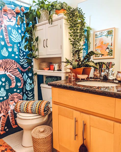 Browse Photos | Apartment Therapy San Francisco Apartment, Toilet Decoration, Target Inspired Home Decor, Eclectic Bathroom, Bathroom Idea, Boho Bathroom, Apartment Bathroom, Apartment Inspiration, Boho Home