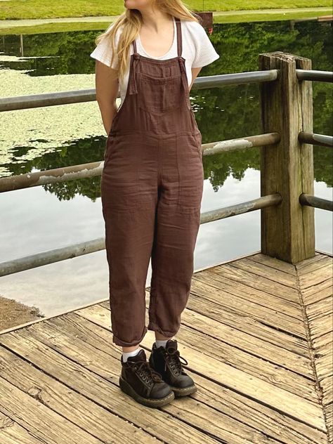 Brown Dungarees Outfit, Boots Vintage Outfit, Dungarees Outfit Summer, Linen Overalls Outfit, Brown Overalls Outfits, Overalls Brown, Brown Overalls, Dungaree Outfit, Doc Marten Boots