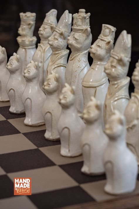 Cats chess set Cat Chess Board, Knight Chess, Luxury Chess Sets, Chess Boards, Chess Set Unique, Wood Chess Set, Cats Design, Chess Sets, Unique Cats