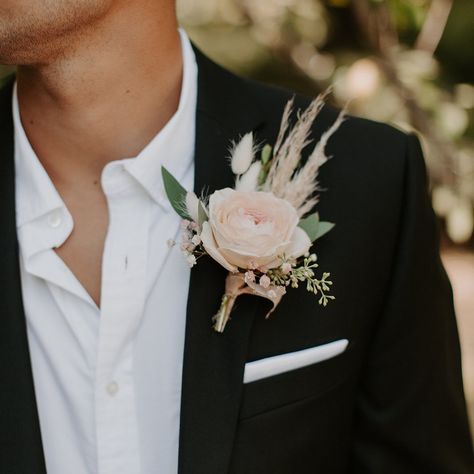 Floral  Design Team on Instagram: “We love the pampas grass trend. It adds movement and personality to each design! Happy wedding weekend friends!  Event coordinators ||…” Grass Wedding, Boutonniere Wedding, Wedding Mood, Wedding Weekend, Bride Bouquets, Happy Wedding, Groom And Groomsmen, Bridal Flowers, Blush Wedding