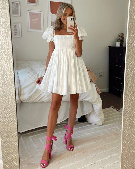 Outfit Ideas 8th Grade, White Graduation Dress College, White Grad Dresses, College Grad Dresses, Winter Graduation Outfit, High School Graduation Outfit, White Grad Dress, Graduation Pictures Outfits, 8th Grade Graduation Dresses