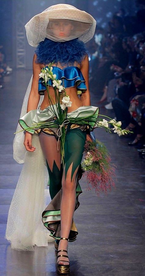 Bird Inspired Fashion, Modeling Outfits, Forest Fashion, Jae Suk, Nature Inspired Fashion, High Fashion Runway, Runway Model, Designer Runway, Model Pose