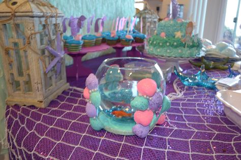 Fish bowl centerpieces i made for my daughters mermaid party! Mermaid Table Decorations, Diy Mermaid Birthday Party, Mermaid Party Hats, Little Mermaid Centerpieces, Bowl Centerpieces, Fishbowl Centerpiece, Mermaid Bowl, Fish Centerpiece, Party Centerpieces Diy