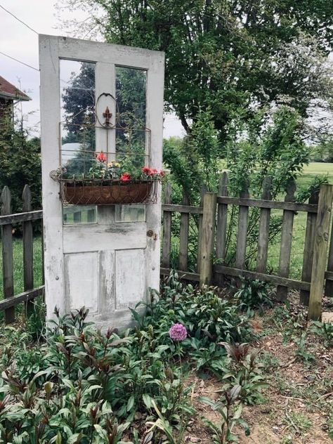 Old Door Garden Ideas, Door Garden Ideas, Old Garden Gates, Old Door Decor, Diy Gate, Old Door Projects, Knit Skirt Set, Small Garden Shed, Door Garden