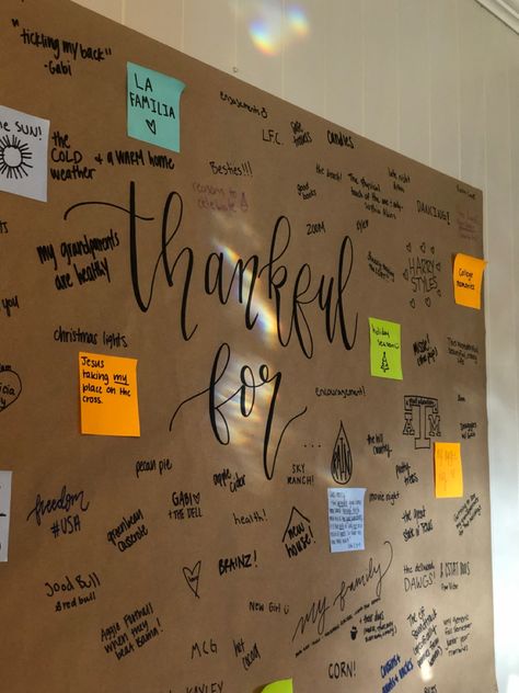 College home thanksgiving decoration Friendsgiving Thankful Wall, Thankful Wall Ideas, High School Ministry Room, We Are Thankful For Bulletin Board, Friendsgiving Wall Decor, Worship Night Set Up, Fun Young Women Activities, Dei Bulletin Board Ideas, College Ministry Room