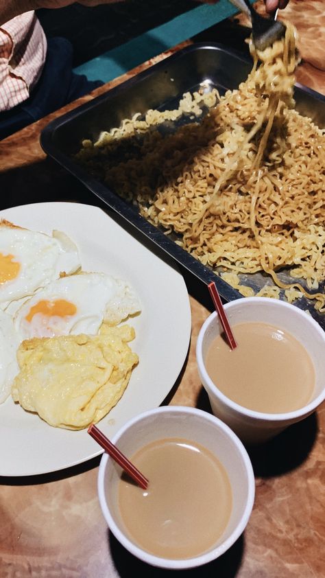 Filipino meriend: Pancit canton, fried egg, instant coffee Pancit Canton With Egg, Pancit Canton, Iphone Music, Instant Coffee, Fried Egg, Cheese Fondue, Chocolate Fondue, Food And Drink, Egg