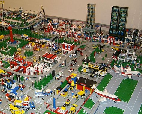 Lego Town Ideas, Lego Collection Display, Lionel Trains Layout, City Ideas, Lego Town, Town Ideas, City Layout, Vintage Lego, Lego Trains