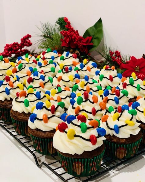 Kids Christmas Cupcakes, Christmas Cupcake Decorating Ideas, Light Cupcakes, Christmas Cupcake Ideas, Christmas Treats For Kids, Xmas Cupcakes, Cookies 2023, Winter Cupcakes, Christmas Sugar Cookie Recipe