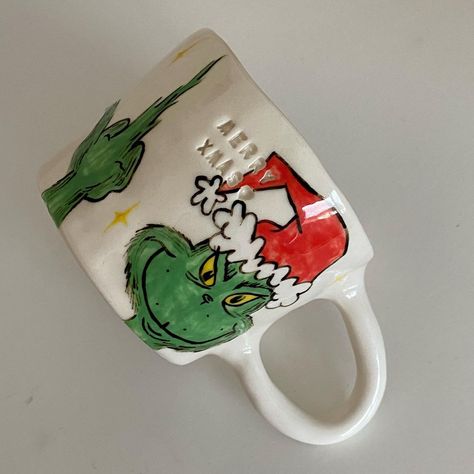 Christmas Mug Grinch, Funky Pottery Painting, Xmas Mugs, Grinch Mug, Ceramic Cafe, Pottery Painting Designs, Pretty Mugs, Keramik Design, Painted Mugs