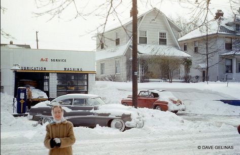 Pompe A Essence, Gas Service, Station Service, Old Gas Stations, Gas Stations, Photographs Of People, Gas Pumps, Service Station, Vintage Trucks