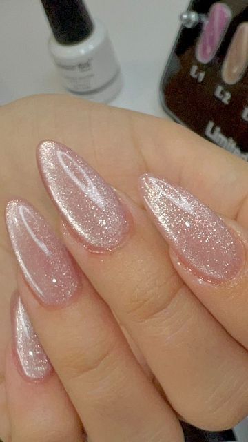 Touta Nails 💅 on Instagram: "Good idea for Christmas 🤍🤍🤍" Short Nail Ideas For December, New Years Nails Pink, Party Nails Birthday, December Birthday Nails, Trendy Birthday Nails, December Nails Ideas, December Nail Designs, December Nail Ideas, Glitter Nail Ideas