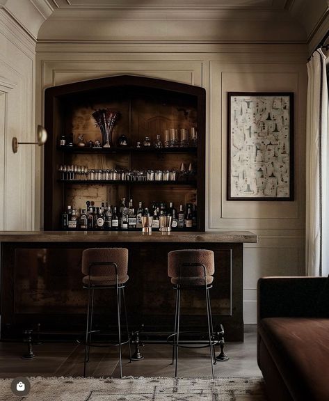 Built In Bar With Seating, Vintage Home Bar Ideas, Home Bar Aesthetic, Bar In House, Modern Theater Room, Moody Den, Modern Vintage Dining Room, Luxury Home Bar, Moody Bar