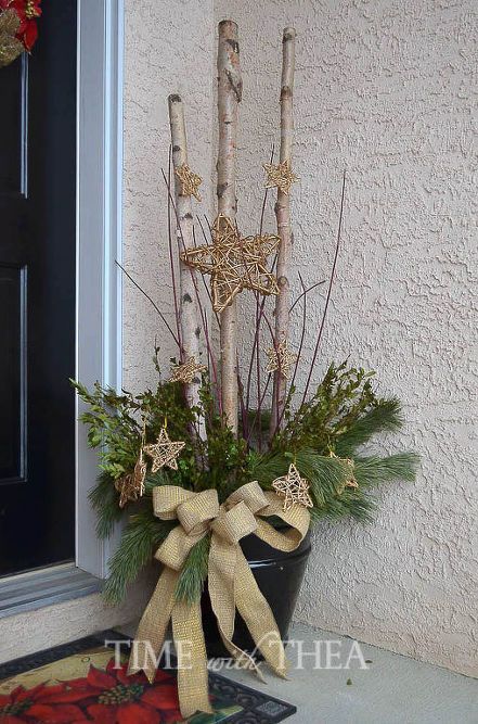 Birch Tree Decor, Dekoratívne Vence, Christmas Urns, Outdoor Christmas Planters, Holiday Planter, Birch Logs, Metallic Christmas, Christmas Pots, Christmas Planters