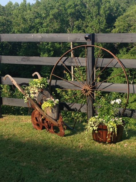 Farm Implements In The Garden, Wagon Wheel Decor Outdoor, Outside Yard Decor, Wagon Wheel Decor, Rustic Landscaping, Rustic Backyard, House Country, House Simple, House Backyard