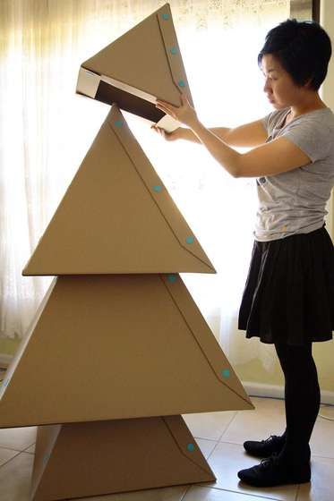 Hummmm... this is a different take on a Christmas Tree.  In the right surroundings, it would be really cool.  You could also add rope lights beneath each level... so that the rope lights don't "show" but give a beautiful "glow". Diy Cardboard Christmas Tree, Diy Cardboard Christmas, Easy Holiday Decorations, Jul Diy, Cardboard Christmas Tree, Cardboard Christmas, Diy Cardboard, Christmas Tree Design, Art Garden