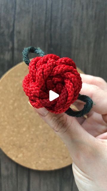 Rose Knot Macrame, Valentines Day Macrame Ideas, Macrame Rose Tutorial, Macrame Flowers Diy, Diy Macrame Christmas Ornaments, Macrame Flower Tutorial, Diy Macrame Flower, Macrame Rose, Poppy Tutorial