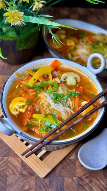 Thukpa Soup, Noodles Vegetarian, Onion Greens, Veg Stock, Nepal Food, Travel Nepal, Dinner Delicious, India Food, Soup Season