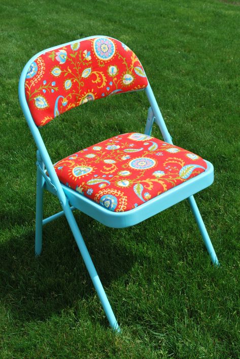 Card table folding chair makeover - if I only had the folding chairs! Folding Chair Makeover, Quilt Crafts, Wooden Folding Chairs, Metal Folding Chairs, Metal Patio Furniture, Table Folding, Decor Hacks, Chaise Metal, Chair Makeover