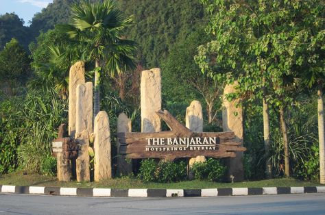 Resort Entrance, Signage Outdoor, Rustic Signage, Monument Signage, Farm Entrance, Entrance Signage, Zoo Architecture, Monument Signs, Entry Signs