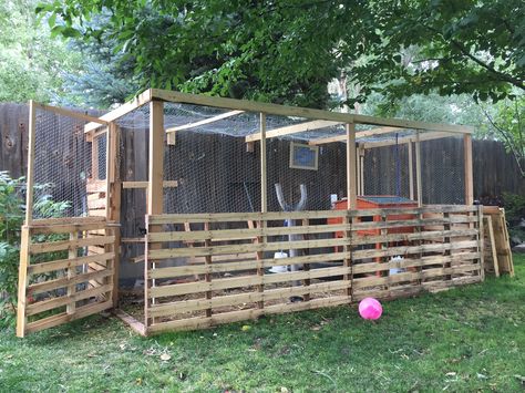 Chicken Coop Ideas Diy Easy Pallets, Fence Panel Chicken Coop, Pallets Chicken Coop Ideas, Wooden Pallet Chicken Coop, Chicken Coop From Pallets Diy, Chicken Coop Ideas With Pallets, Easy Pallet Chicken Coop, Pallet Chicken Coop Ideas Diy, Diy Wood Chicken Coop