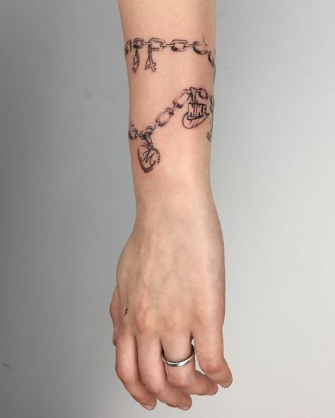 Bracelet Tattoo With Initials, Tattoo With Initials, Universal Tattoo, Chain Tattoos, Braclet Tattoo, Charm Bracelet Tattoo, Tattoos On Arm, Bracelet Tattoo For Man, Butterfly With Flowers Tattoo