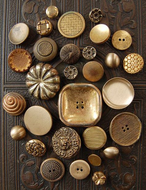 BUTTON | Vintage mix of metal buttons - Love the large, square button! Button Collecting, Colorful Life, Button Art, Antique Buttons, Button Jewelry, Button Crafts, Sewing A Button, Computer Screen, Sewing Notions