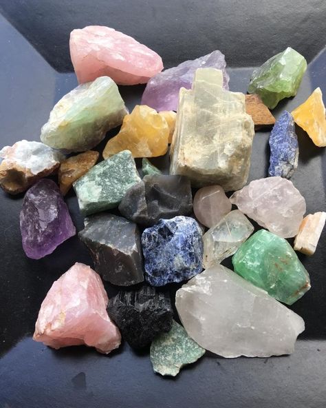 Things To Do In Georgia This Fall Must Include Mining For Your Own Crystals For Only $15 - Narcity Things To Do In Georgia, Gem Hunt, Crystal Room, Crystal Vibes, Crystal Aesthetic, Spiritual Crystals, Types Of Crystals, Pretty Rocks, Cool Rocks